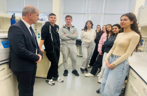 Млади изследователи влизат в университетските лаборатории на БДУ – започват STEM кръжоците по химия и опазване на околната среда и по биология и здравно образование