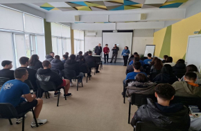 Мобилната група на БДУ представи възможностите за обучение пред ученици от ПГКПИ